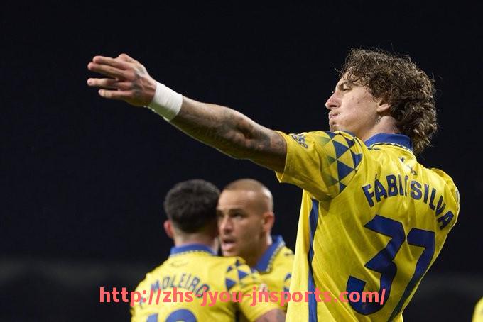 jiuyou九游娱乐-英超球员胸前佩戴的装置是什么？用途解析